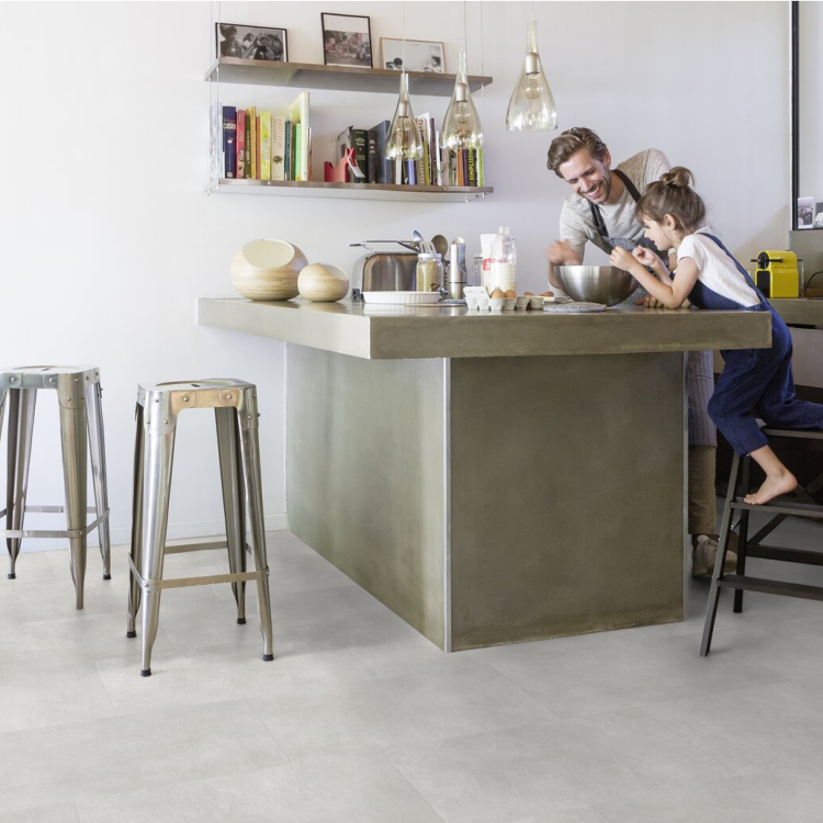 Dalle rectangulaire de sol PVC effet béton clipsable pepper light Gerflor - 73 cm x 39.9 cm x 0.57 cm