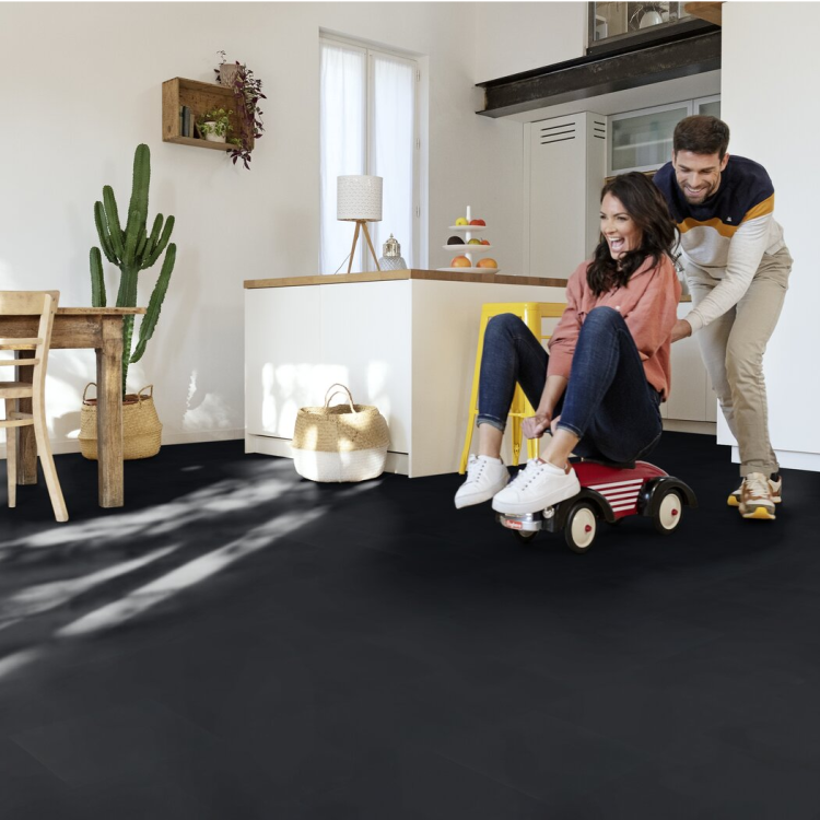Dalle carrée de sol PVC effet uni auto-adhésive black tile Gerflor - 30.5 cm x 30.5 cm x 0.15 cm — vue 3